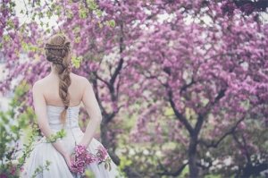 属龙女晚婚会嫁给谁，属猴、属龙、属鼠男